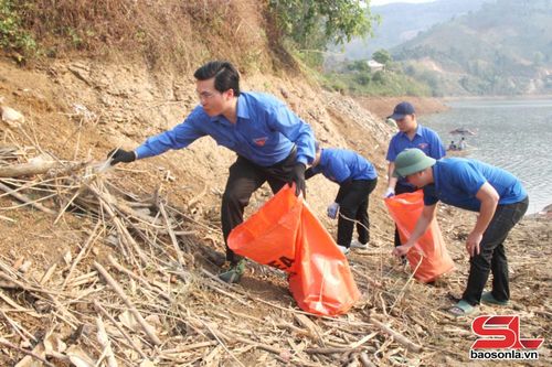 Đoàn viên thanh niên Sở Nông nghiệp và Môi trường ra quân bảo vệ nguồn nước hồ bản Mòng.
