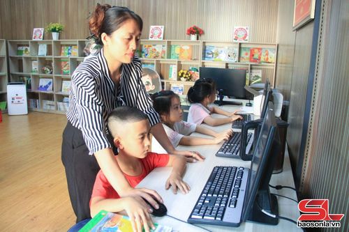 Trẻ sử dụng máy tính kết nối mạng cần sự hướng dẫn của người lớn.