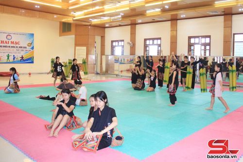 Cho trẻ tham gia các lớp năng khiếu hè là cách để trẻ hạn chế tiếp xúc với thiết bị điện tử