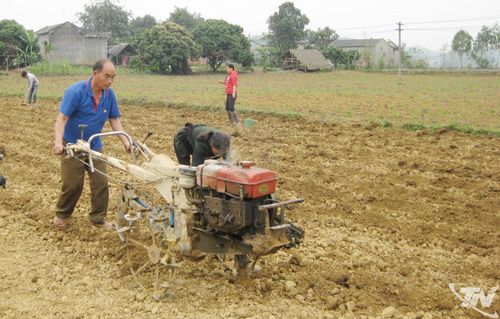 Trong sản xuất nông nghiệp ở Phú Lương, nhiều công đoạn được cơ giới hóa.