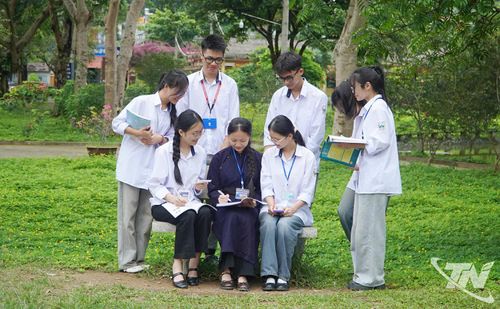 Học sinh Trường Phổ thông Dân tộc Nội trú số 2 Thái Nguyên tranh thủ trao đổi kiến thức trong giờ ra chơi.