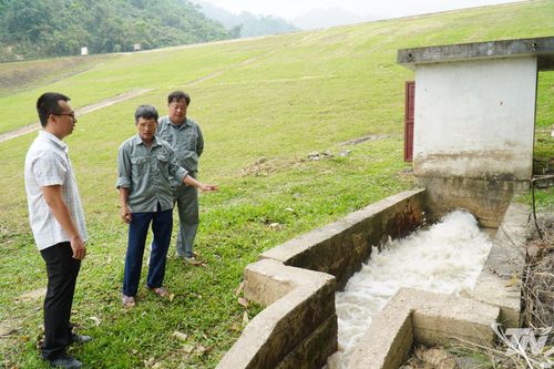 Điều tiết nước tưới ở Cụm hồ Đồng Cẩu, xã Văn Lăng.
