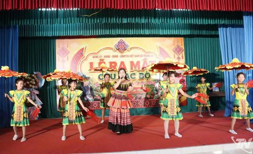 Tiết mục văn nghệ mang đậm bản sắc văn hóa dân tộc Mông do các thành viên Câu lạc bộ biểu diễn.