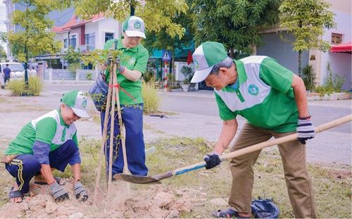 Nhặt rác và trồng cây góp phần xây dựng diện mạo đô thị xanh, sạch, sáng