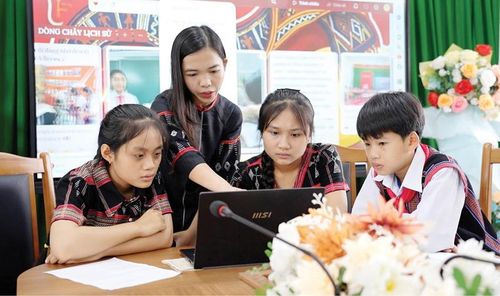 Giáo viên hướng dẫn nhóm thực hiện đề tài: Ảnh: Anh Việt