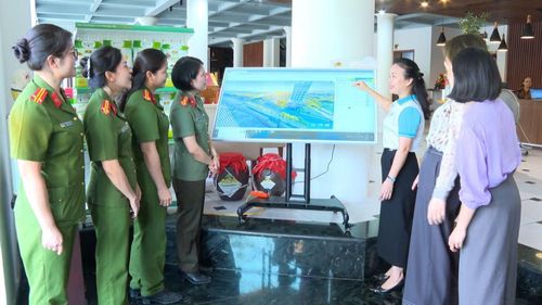 Hội Phụ nữ Công an tỉnh Thanh Hóa phối hợp với Hiệp hội Doanh nhân nữ Thanh Hóa lắp đặt nhiều màn hình Kiosk giới thiệu các sản phẩm OCOP tiêu biểu.