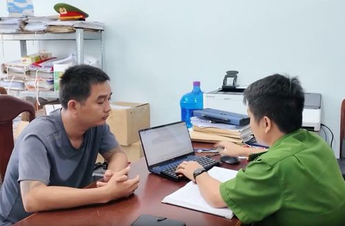 Trần Chí Hưng - Đối tượng cầm đầu đường dây cá độ bóng đá qua mạng Internet khai nhận hành vi phạm tội tại cơ quan điều tra. Ảnh: CAKH.