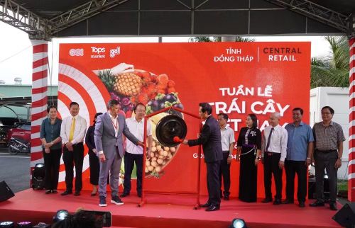 Ông Nguyễn Thành Diệu, Phó Chủ tịch UBND tỉnh Đồng Tháp thực hiện nghi thức khai mạc Tuần lễ trái cây Việt Nam.