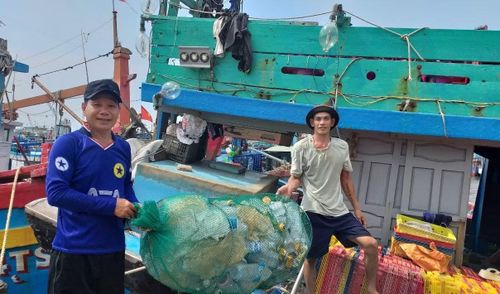 Ngư dân Gia Lai tích cực thu gom rác thải mang về bờ. Ảnh: Ái Trinh