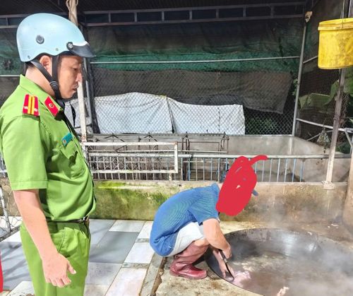 Công an xã Xuân Đường kiểm tra, xử lý cơ sở giết mổ động vật không phép.
