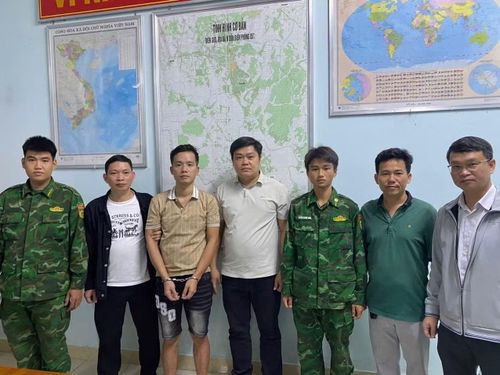 Lực lượng chức năng phối hợp bắt giữ đối tượng truy nã Nguyễn Chí Hòa.