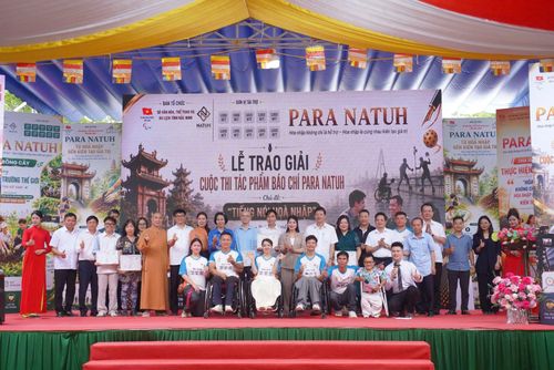 Ban tổ chức trao chứng nhận cho tác giả và nhóm tác giả đạt giải cuộc thi báo chí “Tiếng nói hòa nhập”.