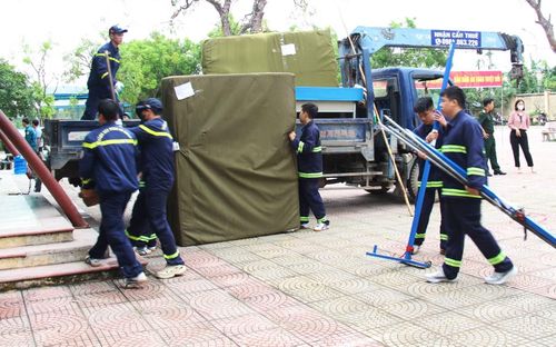 Công an Bắc Ninh hỗ trợ di chuyển trường học.