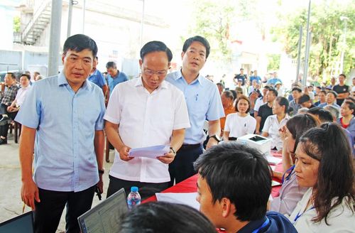 Đồng chí Phạm Văn Thịnh, Phó Chủ tịch UBND tỉnh Bắc Ninh gặp gỡ bà con phải di dời đến nơi ở mới.