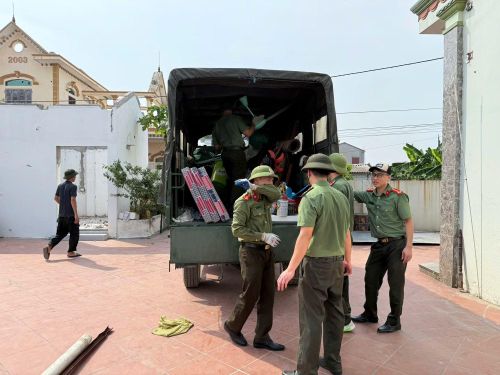 CBCS Công an tỉnh Bắc Ninh vận chuyển đồ đạc giúp người dân.