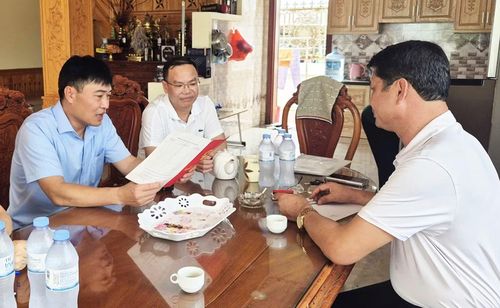 Đại tá Bùi Chiến Thắng, Phó Giám đốc Công an tỉnh Bắc Ninh gặp người dân còn có thắc mắc về chính sách bồi thường.
