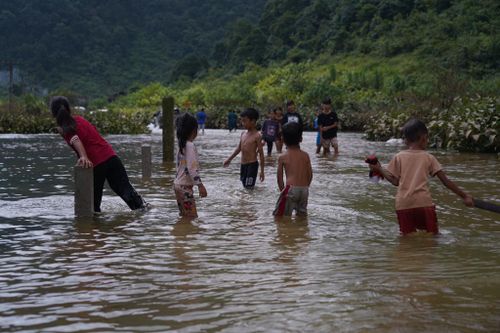 Trẻ em vui chơi tại khu vực suối tiềm ẩn nguy cơ mất an toàn trong mùa hè.