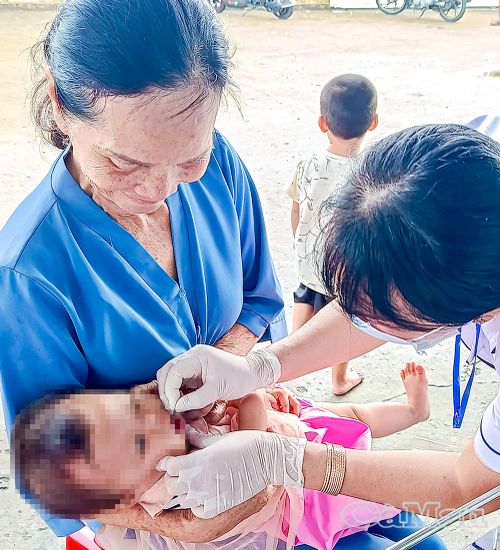 Phụ huynh có con cháu trong độ tuổi quy định chủ động đưa trẻ đến các điểm uống vitamin A để được bổ sung đầy đủ, đúng lịch.