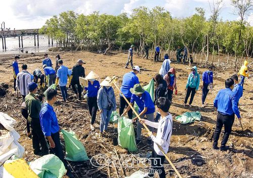 Chiến dịch “Hãy làm sạch biển”: Mỗi hành động nhỏ hôm nay là lời hứa cho đại dương xanh ngày mai”. Ảnh: HỮU THỌ