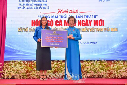 Phó Bí thư Tỉnh đoàn Cà Mau Nguyễn Trang Anh Thư tiếp nhận bảng trao hỗ trợ thực hiện công trình “Bảng mã QR số hóa Di tích lịch sử Đền thờ 10 Anh hùng liệt sĩ Khởi nghĩa Hòn Khoai” với kinh phí 20 triệu đồng (từ Quỹ thiện nguyện Lê Quang Thành).
