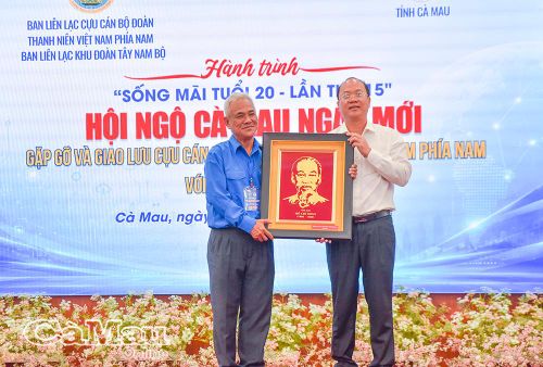 Đồng chí Nguyễn Hồ Hải, Ủy viên Ban Chấp hành Trung ương Đảng, Bí thư Tỉnh ủy, Trưởng đoàn Đại biểu Quốc hội tỉnh Cà Mau, tiếp nhận bức chân dung Chủ tịch Hồ Chí Minh từ Tiến sĩ Lê Hồng Liên, Trưởng Ban Liên lạc Cựu cán bộ Đoàn Thanh niên Việt Nam phía Nam, trao tặng. 