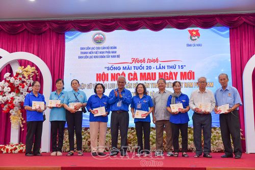 36 cựu cán bộ Đoàn vinh dự nhận Kỷ niệm chương "Vì thế hệ trẻ" của Trung ương Đoàn THCS Hồ Chí Minh.