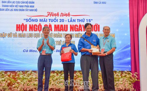 Đại diện Ban Liên lạc Cựu cán bộ Đoàn Thanh niên Việt Nam phía Nam trao phần quà cho cựu cán bộ Đoàn hoàn cảnh khó khăn, trong tổng số 20 suất (1 triệu đồng/suất).