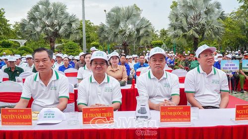 Các đồng chí lãnh đạo tỉnh tham dự lễ mít tinh.