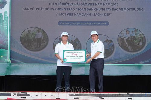 Phó Chủ tịch UBND tỉnh Lê Văn Sử trao bảng tượng trưng tặng thùng rác hỗ trợ UBND phường Tân Thành thực hiện công tác bảo vệ môi trường.