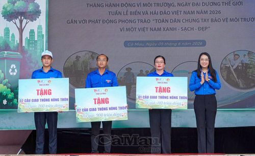 Phó Bí thư Tỉnh đoàn Nguyễn Trang Anh Thư trao bảng tượng trưng tặng cầu giao thông nông thôn cho 3 xã: Trần Văn Thời, Ninh Quới và Ninh Thạnh Lợi.