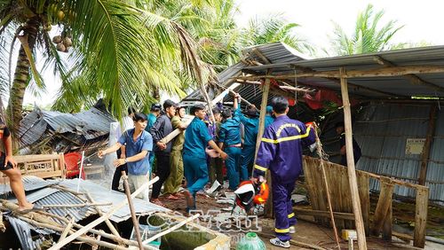 Các lực lượng hỗ trợ người dân khắc phục hậu quả thiên tai.