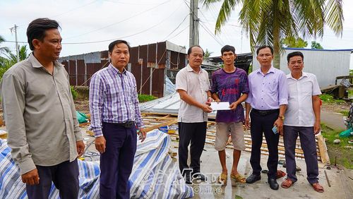 Chủ tịch UBND xã U Minh Trần Minh Nhân trao hỗ trợ cho hộ anh Châu Hoàng Trọng (Ấp 13) bị sập nhà do ảnh hưởng mưa dông.