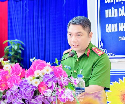 Đại úy Nguyễn Hải Âu, Đội trưởng Đội Hướng dẫn đăng ký, quản lý cư trú, cấp, quản lý căn cước (Phòng Cảnh sát Quản lý hành chính về trật tự xã hội, Công an tỉnh Cà Mau), hướng dẫn người dân sử dụng ứng dụng VNeID.