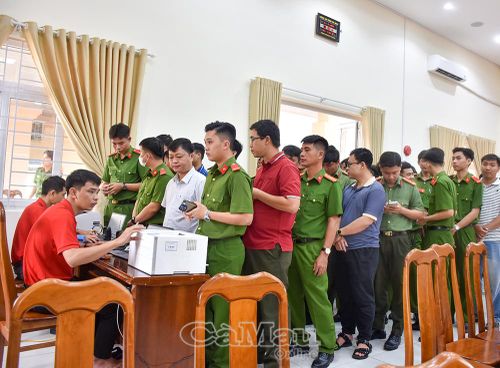 Đông đảo cán bộ, chiến sĩ đăng ký tham gia hiến máu.