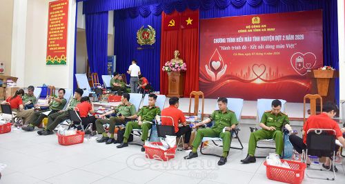 Các chiến sĩ trẻ hăng hái tham gia hiến máu với tinh thần "Mỗi giọt máu cho đi, một cuộc đời ở lại".