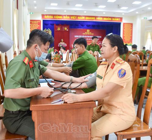 Quy trình khám sàng lọc sức khỏe người tham gia hiến máu.