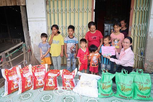 Hoàn cảnh 7 cháu nhỏ mồ côi được được phóng viên Trịnh Hồng Nhi, Báo và phát thanh, truyền hình Cà Mau, tiếp cận, kết nối các nguồn lực hỗ trợ từ cộng đồng.