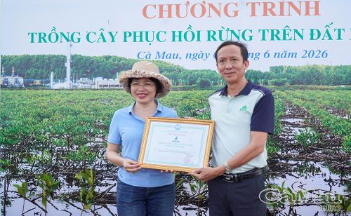 Ông Kiều Tuấn Đạt, Viện trưởng Viện Khoa học lâm nghiệp Nam Bộ, trao Giấy chứng nhận trồng cây, ghi nhận những đóng góp thiết thực của Tập đoàn Công nghiệp - Năng lượng Quốc gia Việt Nam trong công tác phục hồi rừng.
