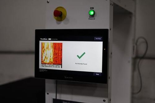Hải quan Mỹ soi chiếu một kiện hàng nghi có giấu ma túy