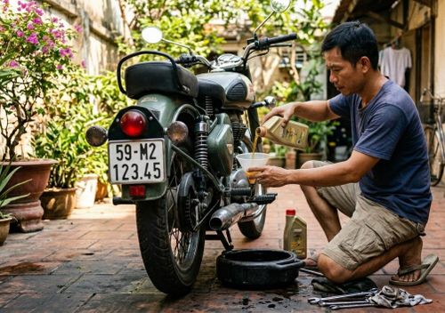 Việc thay dầu cho xe máy dễ thực hiện tại nhà. Ảnh: IG
