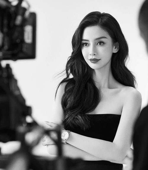 AngelaBaby, tên thật là Dương Dĩnh, sinh năm 1989 và được xem là một trong những mỹ nhân nổi tiếng nhất làng giải trí Hoa ngữ