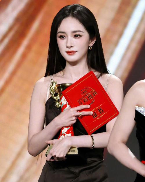 Dương Mịch sinh năm 1986 và là một trong những ngôi sao quyền lực nhất làng giải trí Hoa ngữ.