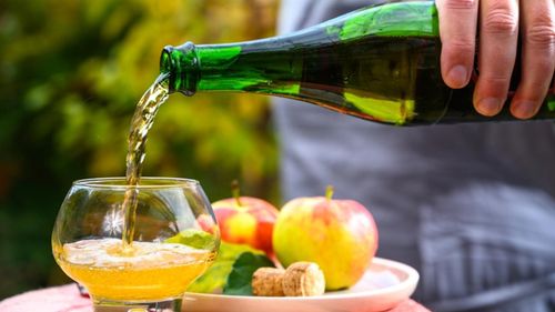 Không nên lạm dụng nước hoa quả lên men thay thế hoàn toàn nước lọc hoặc trái cây tươi (Ảnh minh họa)