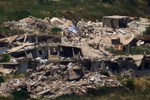Hình ảnh lá cờ Israel treo trên một tòa nhà bị phá hủy ở miền nam Lebanon, nhìn từ miền bắc Israel.