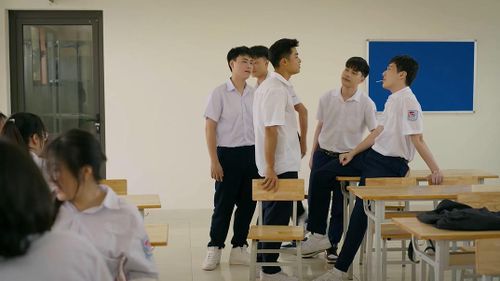Thái khiêu khích Cương trong lớp học.