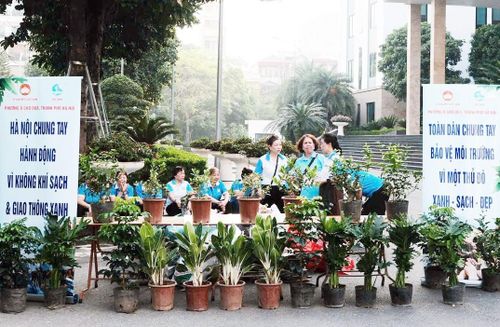 Phường Ô Chợ Dừa chung tay hành động vì Thủ đô xanh - sạch - đẹp. Ảnh: Võ Giang