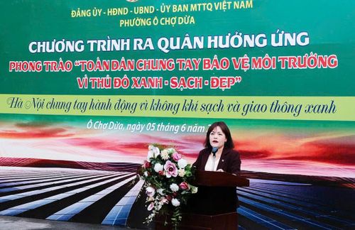 Chủ tịch Ủy ban MTTQ Việt Nam phường Ô Chợ Dừa Đào Thị Minh Hiền phát biểu tại lễ phát động. Ảnh: Võ Giang