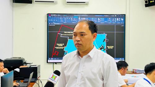 Phó Giám đốc Ban Quản lý dự án hạ tầng xã Thư Lâm Lê Phú Minh chia sẻ về tiến độ dự án. Ảnh: Thành Luân