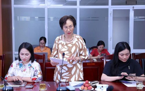 PGS.TS Bùi Thị An, Chủ tịch Hội Nữ trí thức thành phố nêu ý kiến. Ảnh: Thu Điệp