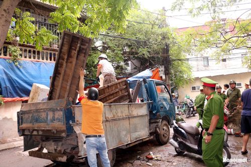 Lực lượng chức năng phường đồng loạt ra quân xử lý các điểm họp chợ trái phép. Ảnh: MT